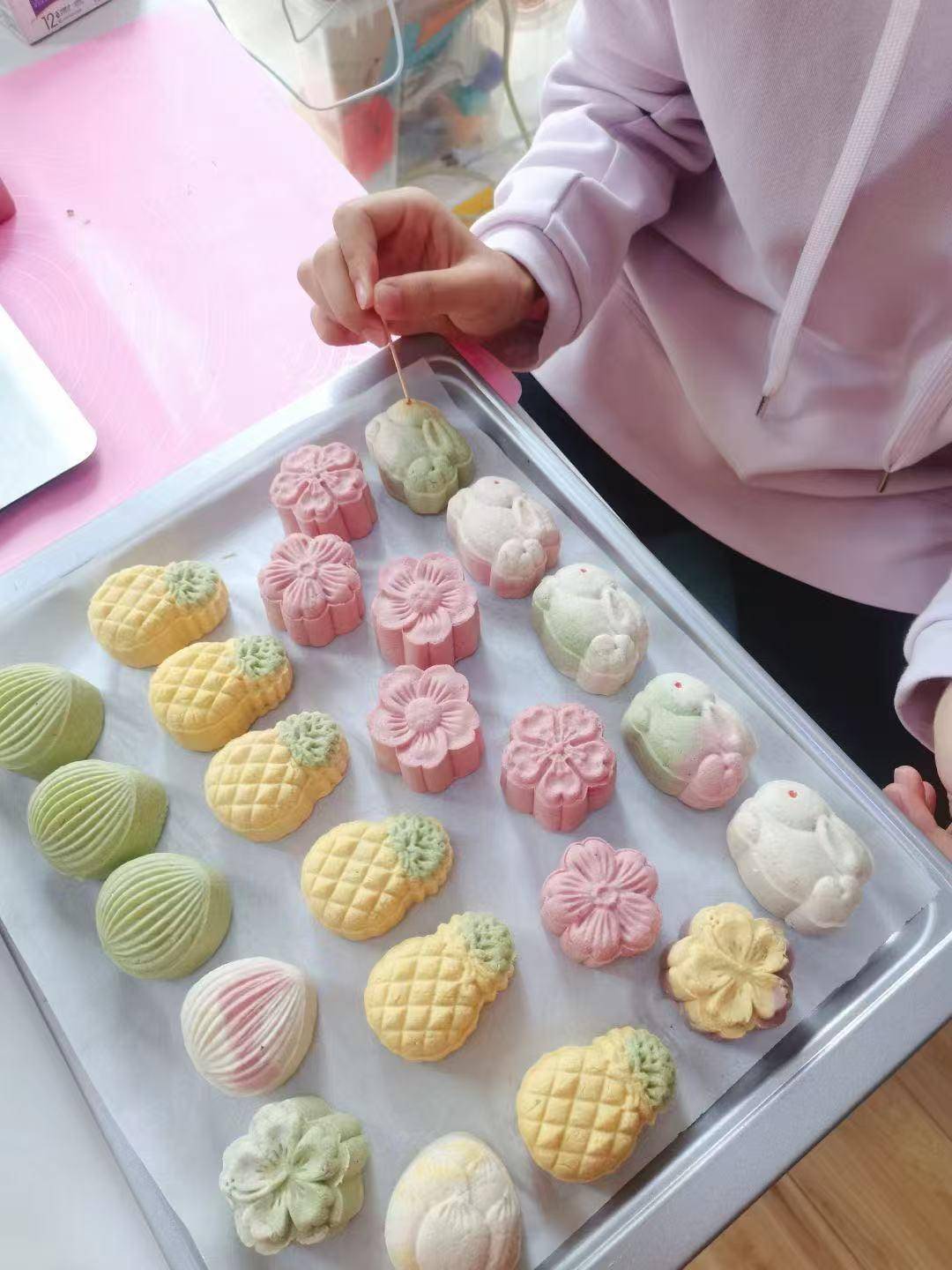 物月饼热销还可量身定制有商家一周内售出上千枚不朽情缘登录入口“毛孩子”也过中秋!成都宠(图3) 物月饼热销还可量身定制有商家一周内售出上千枚不朽情缘登录入口“毛孩子”也过中秋!成都宠(图3)